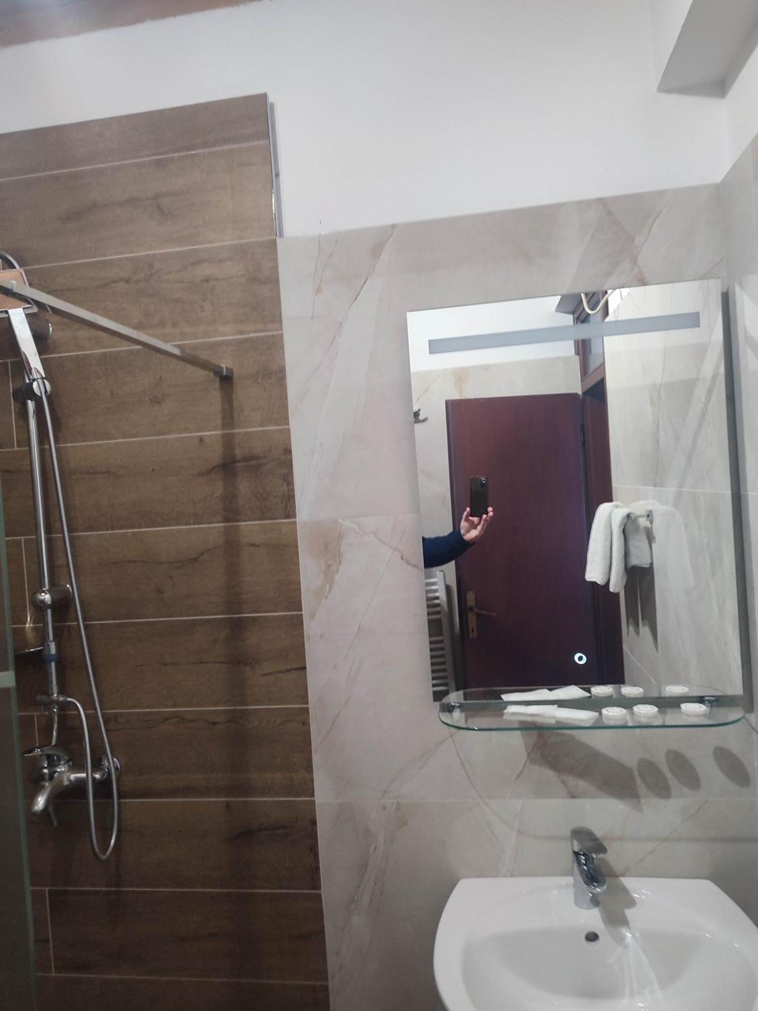 לינה וארוחת בוקר Lukavica Pansion Kamin מראה חיצוני תמונה
